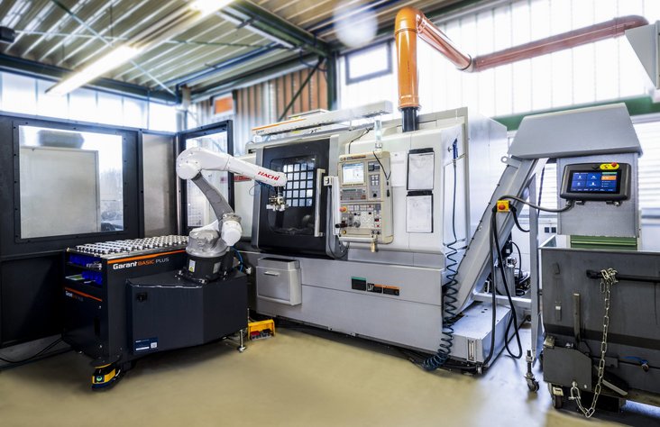 Mori Seiki NZX 2500Y machining centre with robot