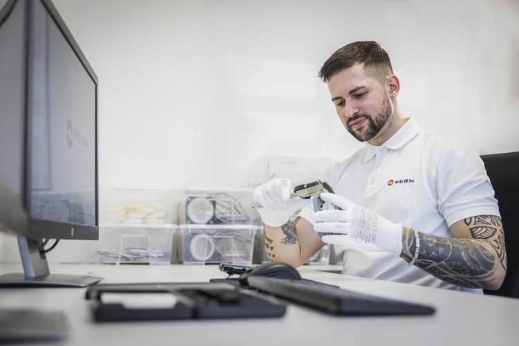 Product development at Kern Motion Technology Man sits in a sterile room in the development department at Kern Motion Technology